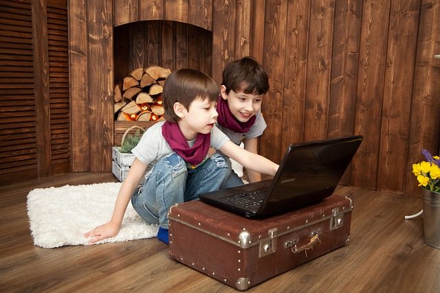 Kids playing educative games in french