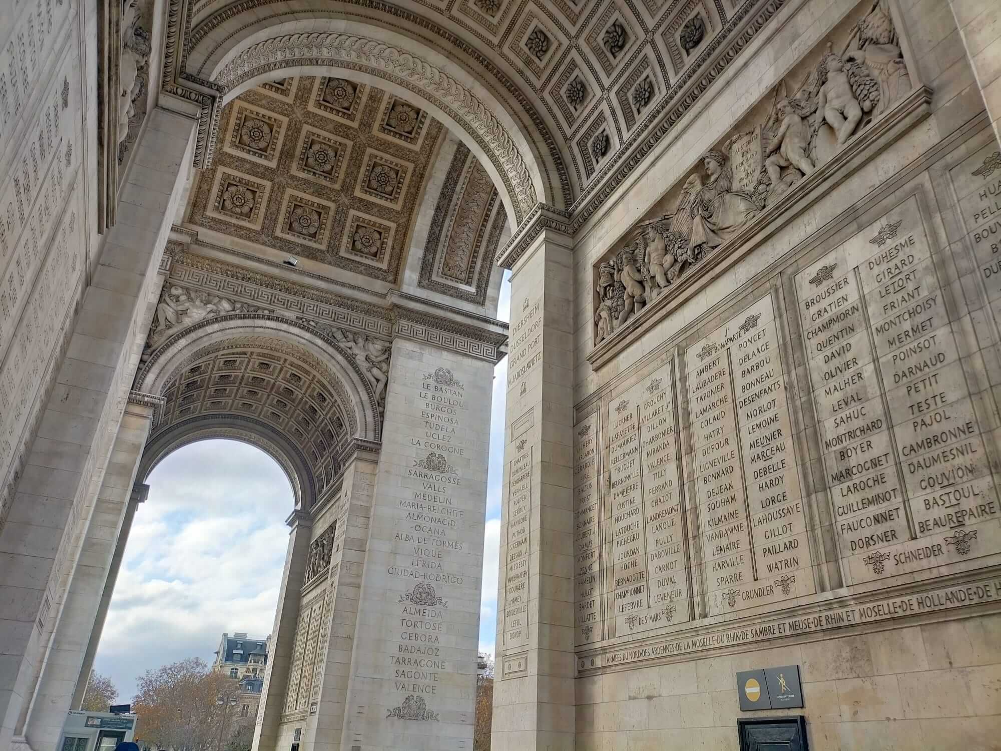 Names inside arc de triomphe